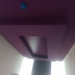 ROMAN SAVCHYSHYN - Fioletowy sufit podwieszany z centralnym wgłębieniem, zabezpieczony niebieską zaślepką, widoczny z dołu pod kątem, z fragmentem drabiny malarskiej.