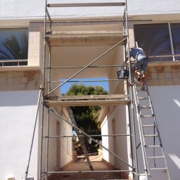 Malowanie elewacji z rusztowania