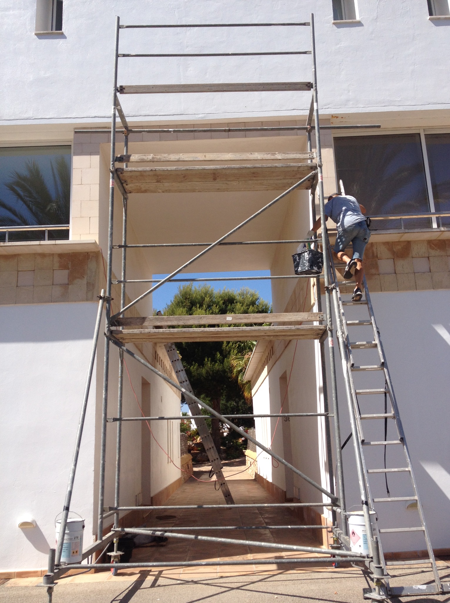 Malowanie elewacji z rusztowania