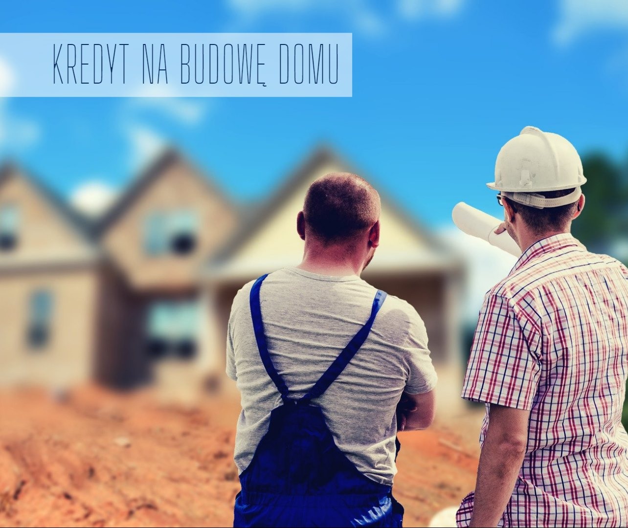 Dwóch mężczyzn w strojach roboczych stoi tyłem, patrząc na budowany dom. Jeden trzyma zwinięty plan. Na pierwszym planie ziemia.