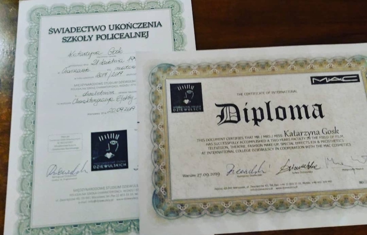 Dwa dyplomy i świadectwo ukończenia szkoły policealnej Katarzyny Gosk, potwierdzające kwalifikacje w charakteryzacji, efektach specjalnych i makijażu, w tym dyplom międzynarodowy z MAC Cosmetics.