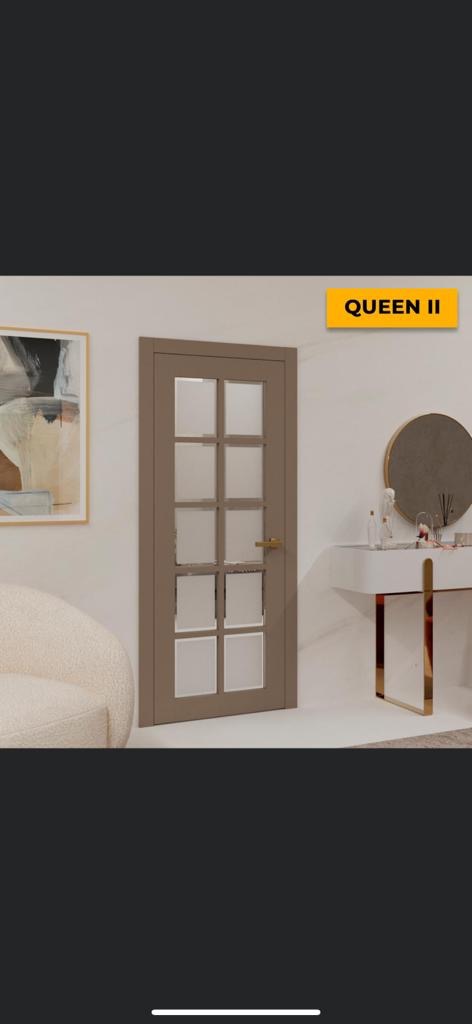 Beżowe drzwi wewnętrzne z ośmioma szybkami w aranżacji z toaletką i krzesłem typu baranek, model 'Queen II' widoczny na żółtym pasku w prawym górnym rogu.