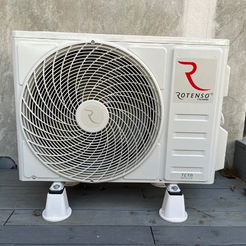 Biała jednostka zewnętrzna klimatyzacji Rotenso Teta Series, zamontowana na podeście, widok z przodu, Sztum.