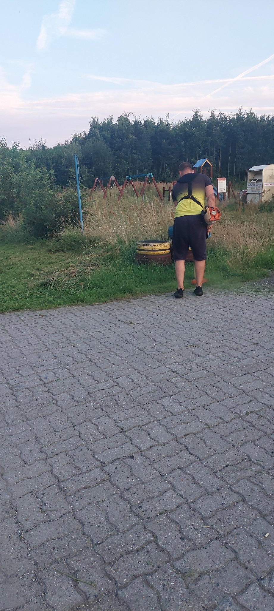 Koszenie kosą spalinową , rowy i wjazdy na posesje .