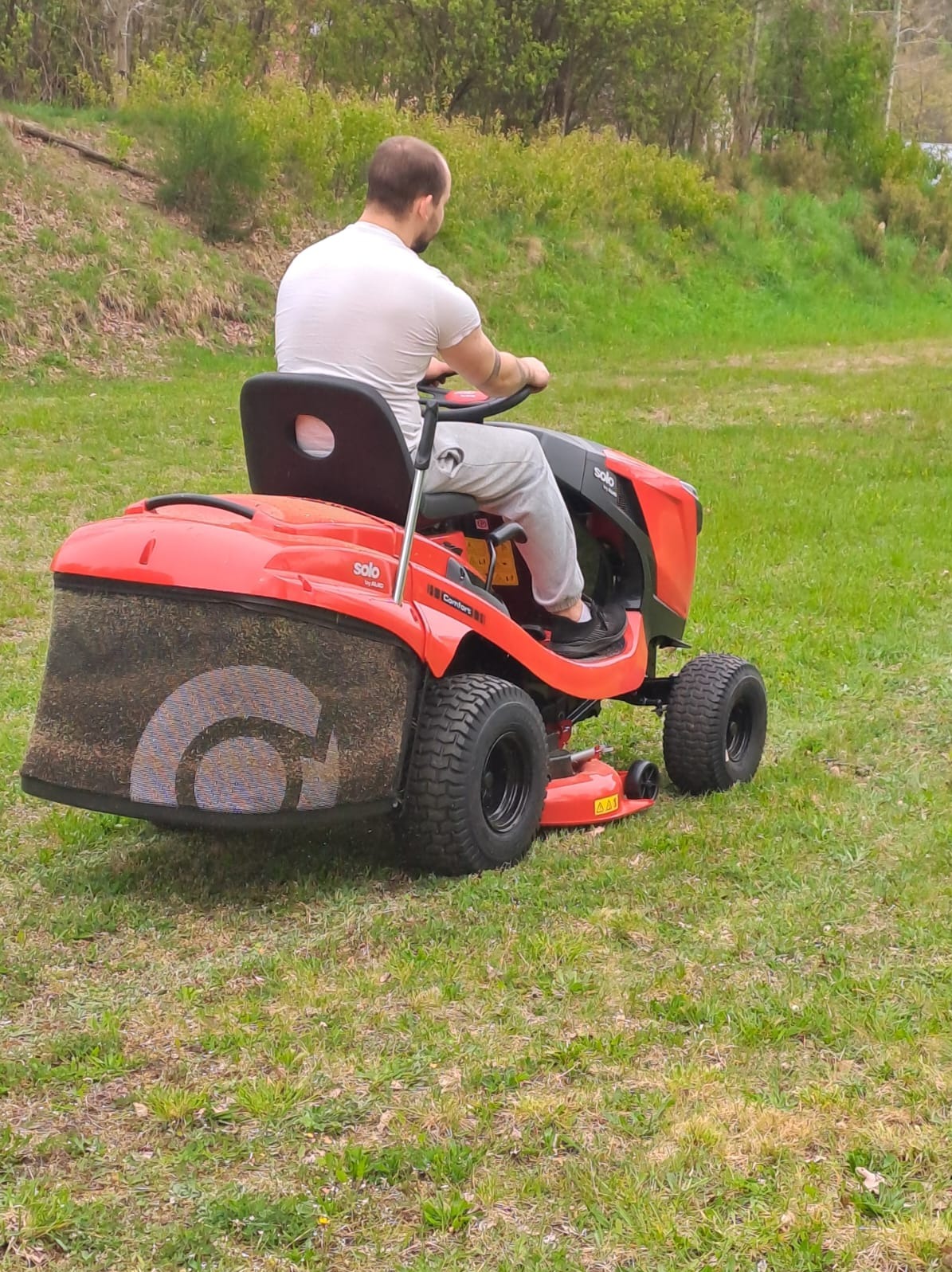 Koszenie traktorkiem -równe tereny .