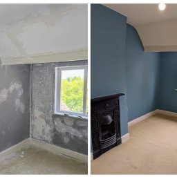 MZ USŁUGI MALARSKIE - Pokój przed i po remoncie: ściany po szpachlowaniu i gruntowaniu, oraz pomalowane na niebiesko z wykończoną podłogą i odnowionym kominkiem.