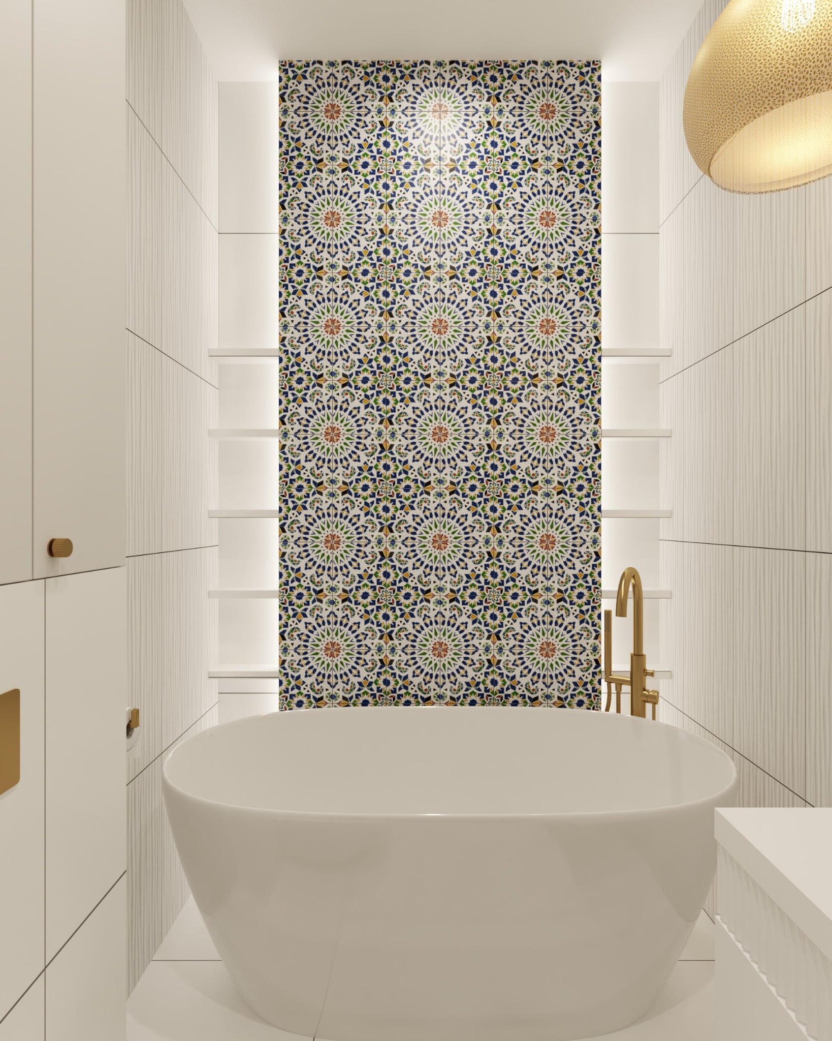 Nowoczesna łazienka z wolnostojącą białą wanną na tle ściany z dekoracyjnymi mozaikowymi płytkami w stylu marokańskim, uzupełniona złotą armaturą i oświetleniem.