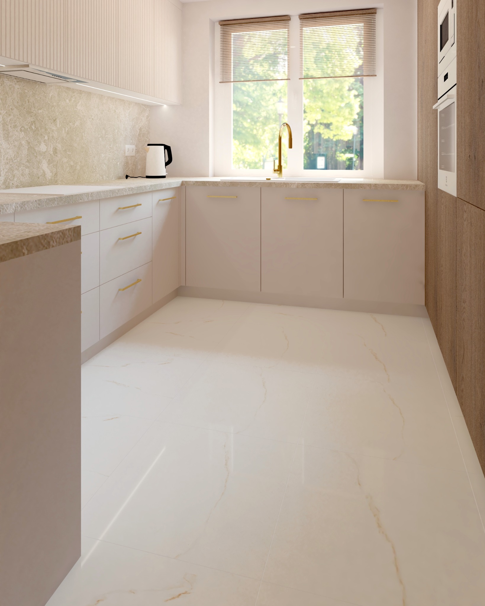 Jasna kuchnia z beżowymi szafkami i złotymi uchwytami, widok na okno z roletami i zielenią na zewnątrz. Minimalistyczny design z elementami drewna.