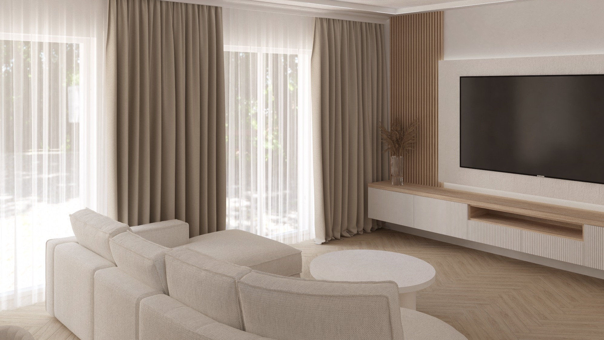 Jasny salon z beżową sofą modułową, okrągłym stolikiem kawowym i zabudową TV z lamelami. Okno z zasłonami w odcieniach beżu. Parkiet w jodełkę.
