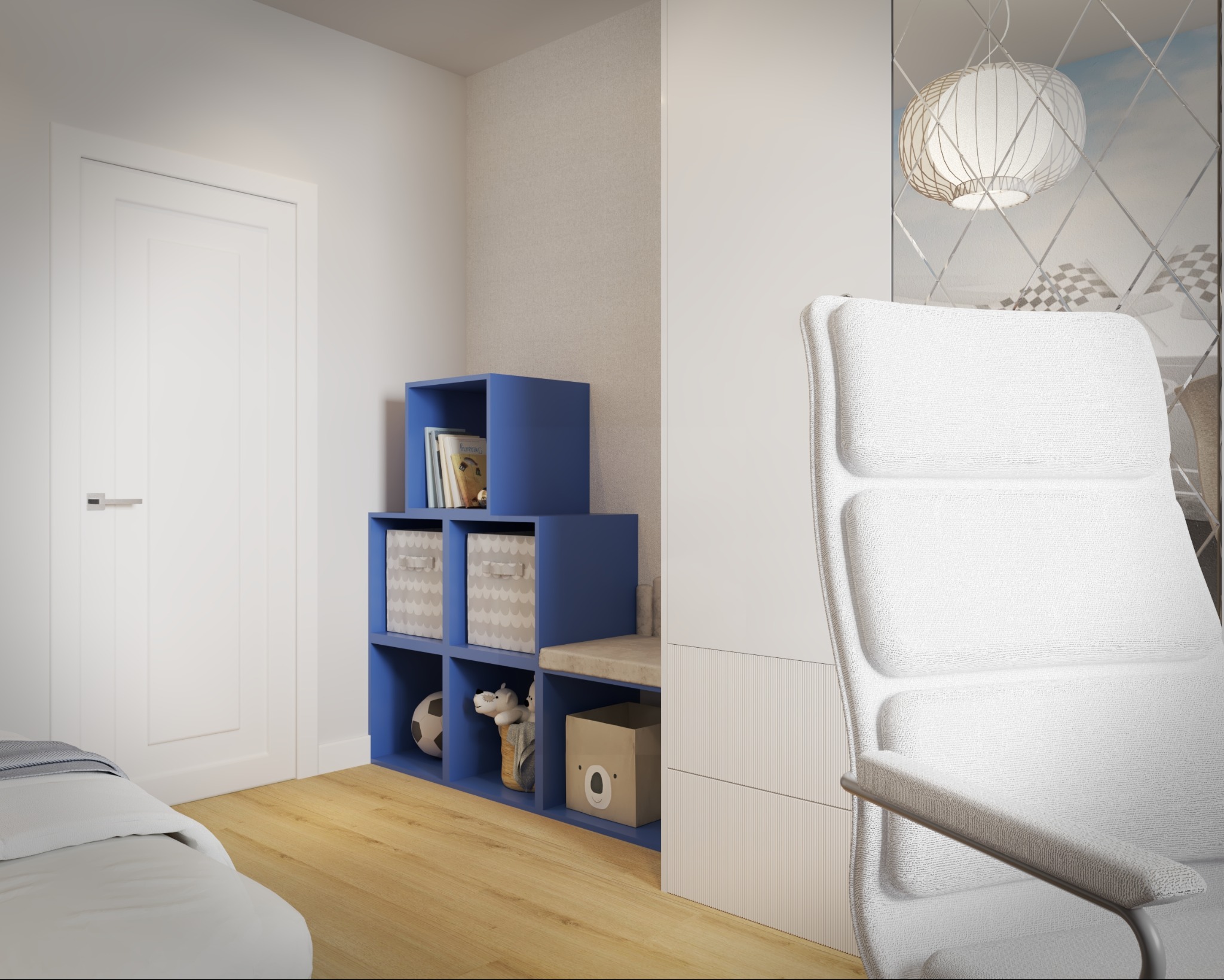 Jasny pokój dziecięcy z niebieskim regałem na zabawki, białym biurkiem i krzesłem. Na ścianie lustro z motywem wyścigowym i lampa wisząca.