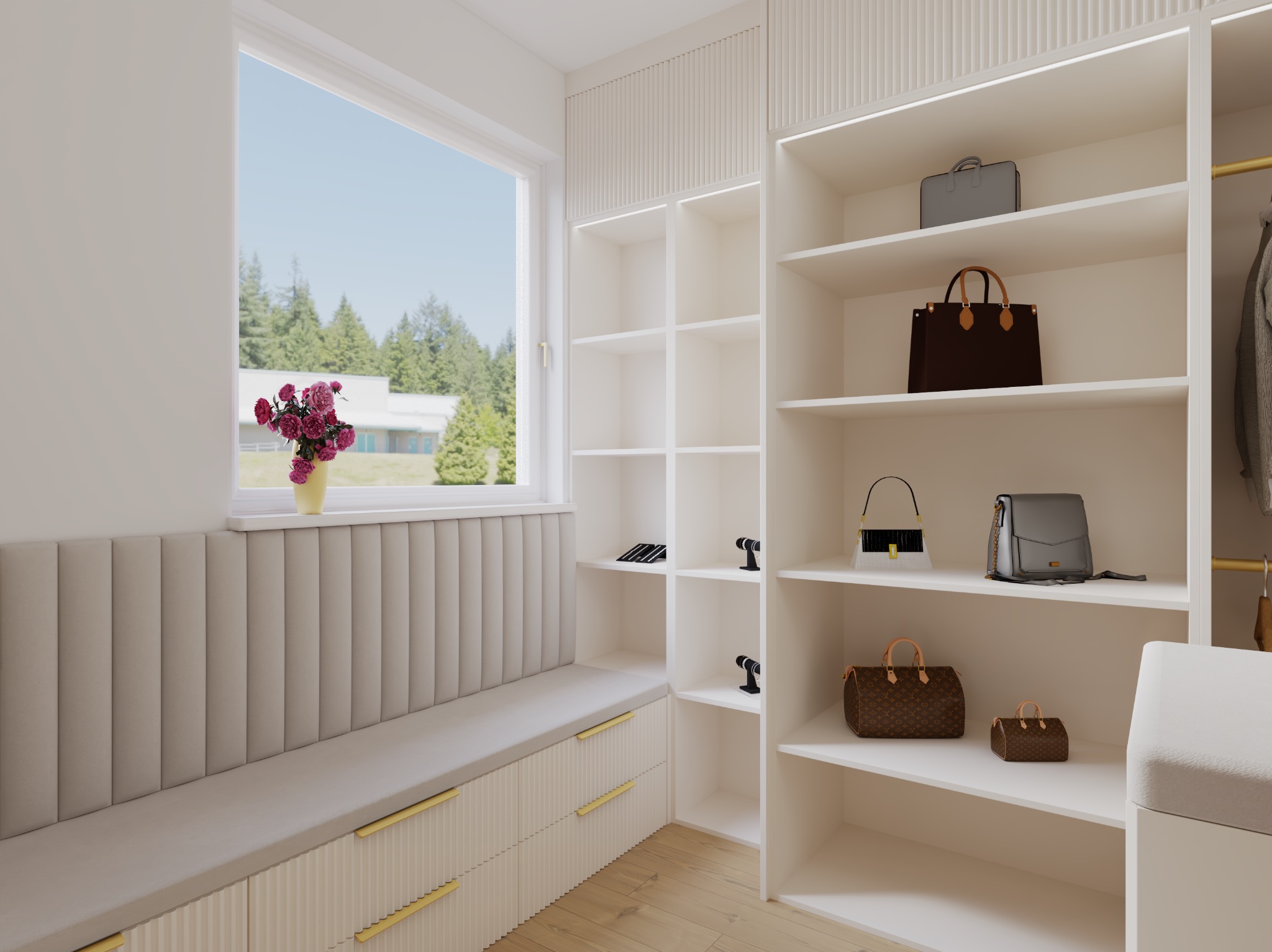 Jasne wnętrze garderoby z siedziskiem pod oknem i otwartymi półkami, na których znajdują się torebki. Minimalistyczny design, neutralna kolorystyka, drewniana podłoga.