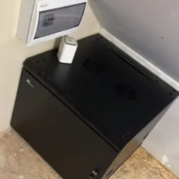 montaż szafy rack pod monitoring i rozdział Internetu w nowym budynku