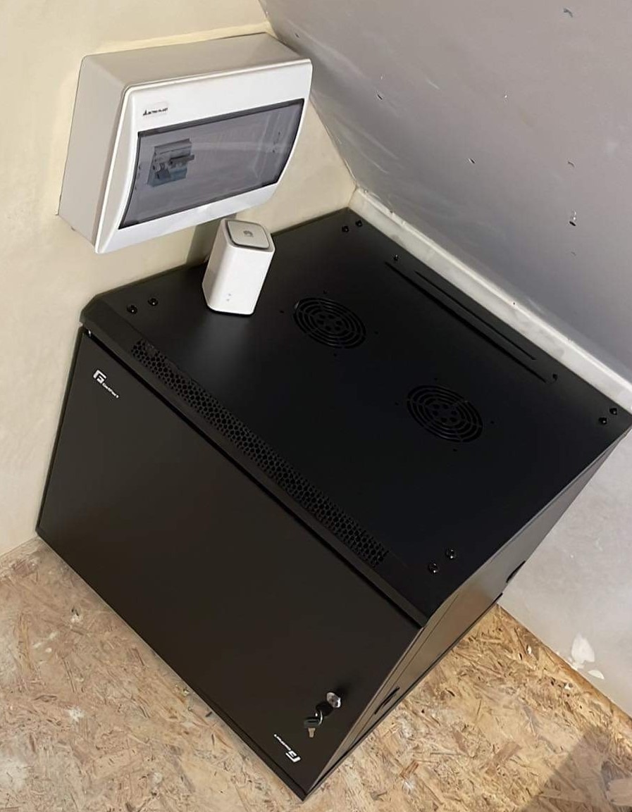 montaż szafy rack pod monitoring i rozdział Internetu w nowym budynku