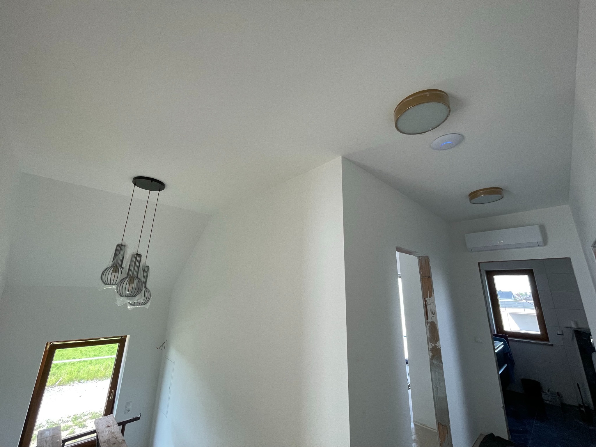 Montaż oświetlenia klatki schodowej i korytarza wraz z punktem dostępowym Internetu