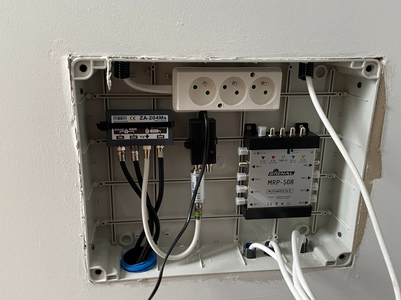 Instalacja rozdzielacza sygnału tv naziemnej na obiekt mieszkalny