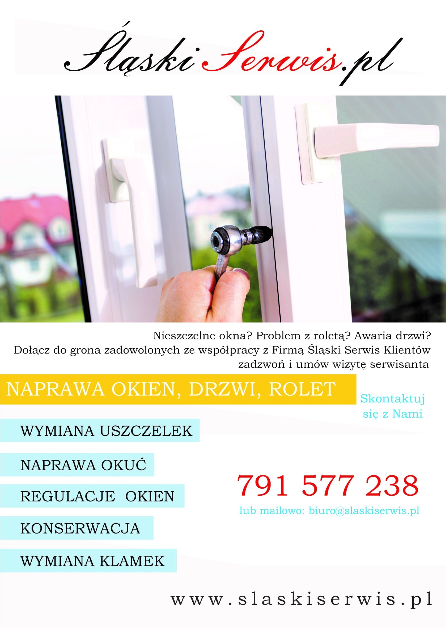 Regulacja okna z użyciem klucza nasadowego, widoczny profil okienny i fragment budynku w tle, logo firmy na górze.