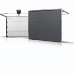 Dwie segmentowe bramy garażowe: biała w pozycji otwartej z widocznym napędem i szara w pozycji zamkniętej, na białym tle.