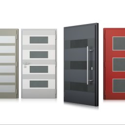 Salon Partnerski WIŚNIOWSKI, WEMONT SP. Z O.O. - Cztery nowoczesne drzwi wejściowe w różnych kolorach (szary, biały, grafitowy, czerwony) z przeszkleniami i długimi, pionowymi uchwytami, ustawione obok siebie na białym tle.
