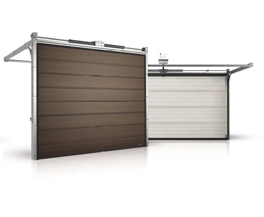 Dwie segmentowe bramy: zamknięta brązowa z poziomymi panelami i otwarta biała, widoczne mechanizmy sprężynowe i prowadnice, białe tło.