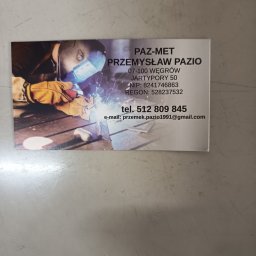 PAZ-MET PRZEMYSŁAW PAZIO - Wizytówka firmy PAZ-MET Przemysław Pazio z Węgrowa, prezentująca spawacza w trakcie pracy, z widocznymi iskrami i ochronnym sprzętem.