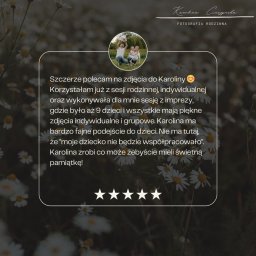 Karolina Cieszyńska fotografia - Grafika z rekomendacją dla fotografki rodzinnej, zawierająca zdjęcie rodziny w okrągłej ramce, tekst opinii klientki oraz pięć gwiazdek, całość na tle rozmytych kwiatów.