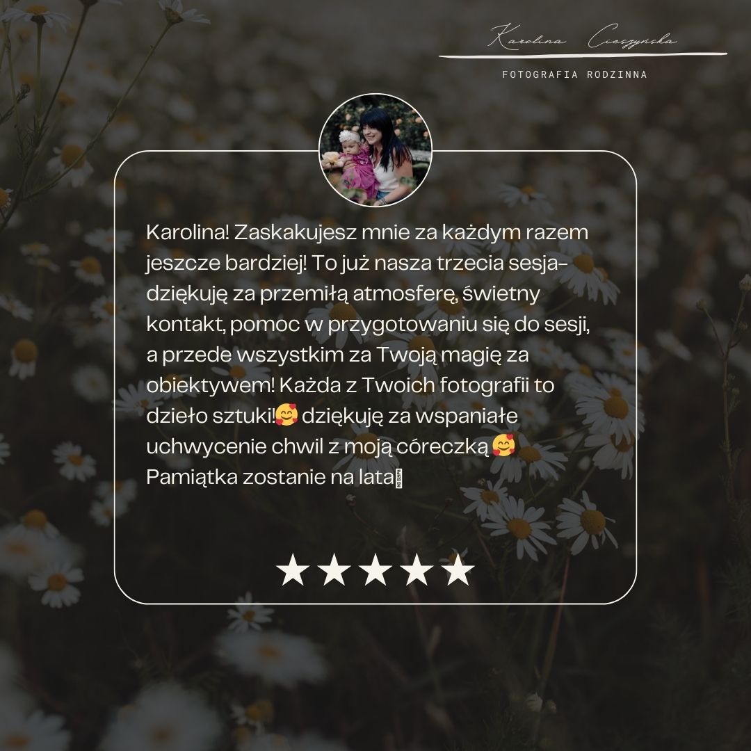 Referencje od zadowolonej klientki z portretem fotografki i jej córki, napisane na tle kwitnących margerytek, pięć gwiazdek.