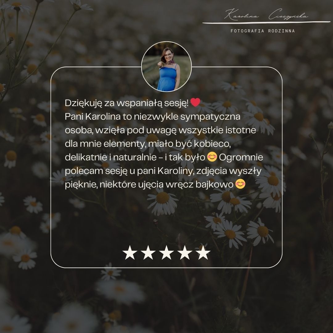Opinia klientki o fotograf Karolinie Ciecyncha, zadowolona klientka poleca sesję, ocena pięć gwiazdek, tło z motywem kwiatowym.