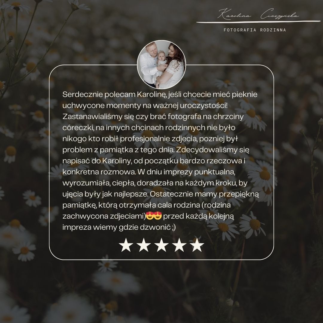 Referencje dla fotografki rodzinnej Karoliny Ciecierzyńskiej z pięcioma gwiazdkami, na tle rozmytych stokrotek, z okrągłym zdjęciem rodzinnym w górze.