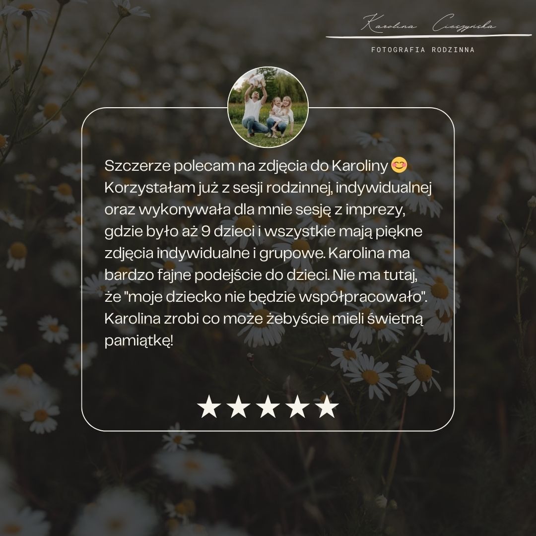 Grafika z rekomendacją dla fotografki rodzinnej, zawierająca zdjęcie rodziny w okrągłej ramce, tekst opinii klientki oraz pięć gwiazdek, całość na tle rozmytych kwiatów.