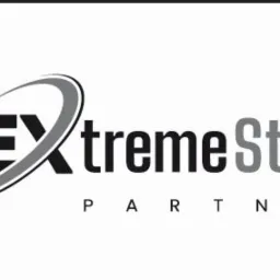 Czarno-białe logo firmy Extreme Steel Partner z charakterystycznym zakrzywionym elementem graficznym.