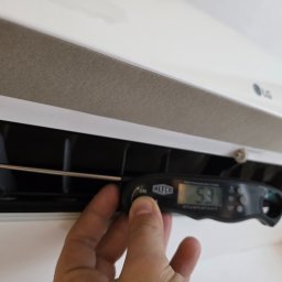 ClimaTex - Pomiar temperatury powietrza wylotowego z klimatyzatora LG za pomocą termometru REFCO. Kontrola działania klimatyzacji.