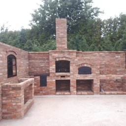 GRILLBUD Wojciech Kordylas - Kompleks: grillo-kominek z kuchnią i piecem do chleba i pizzy + boczna ścianka z oknem i podstawą pod blat roboczy