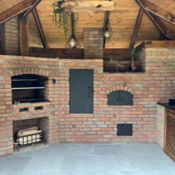 Komplek grillowy wkomponowany w altanę