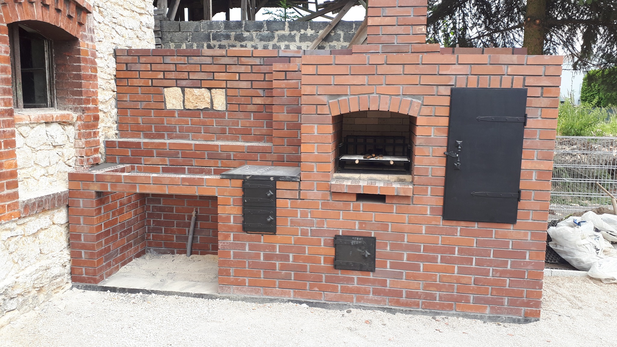 Kompleks: grillo-kominek z kuchnią i wędzarnią