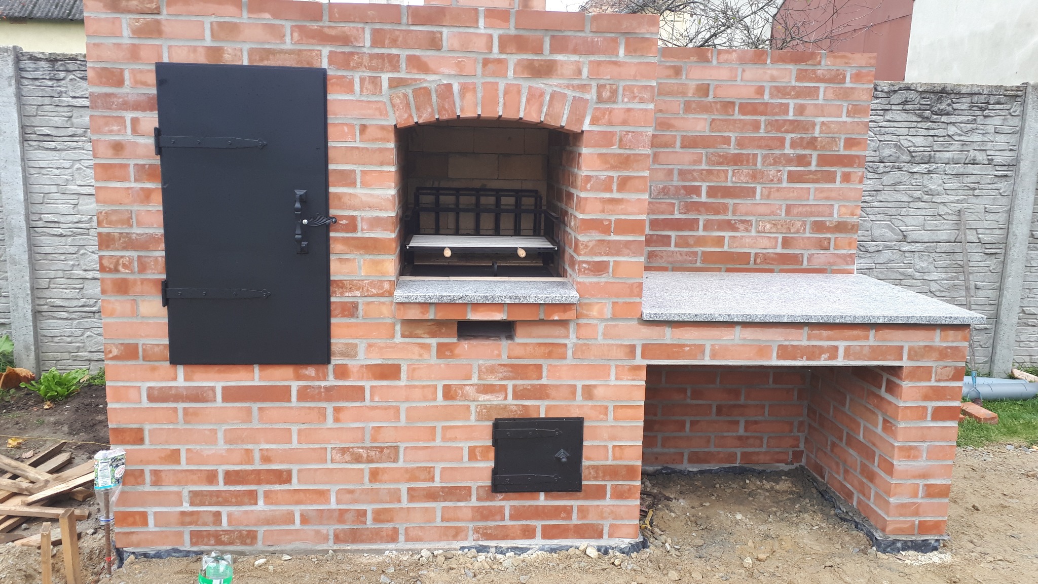 Kompleks: grillo-kominek z wędzarnią i blatem roboczym