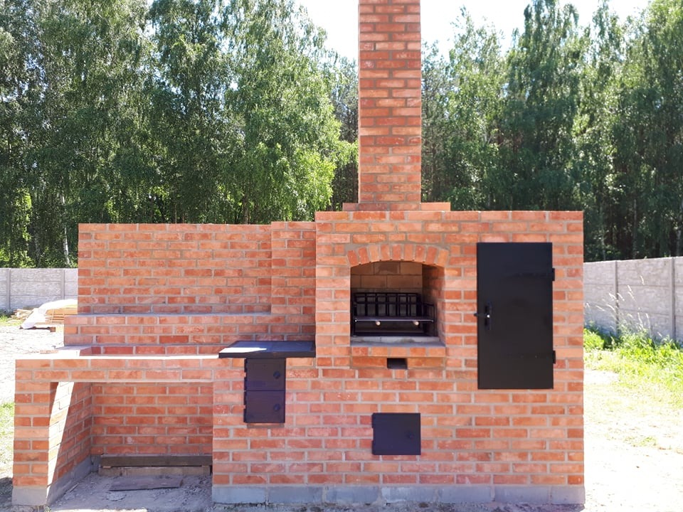 Kompleks: grillo-kominek z kuchnią, wędzarnią i miejscem na duży blat roboczy