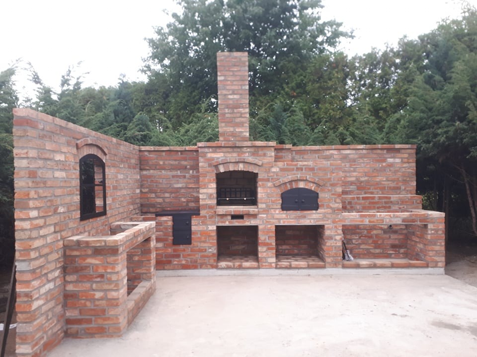 Kompleks: grillo-kominek z kuchnią i piecem do chleba i pizzy + boczna ścianka z oknem i podstawą pod blat roboczy