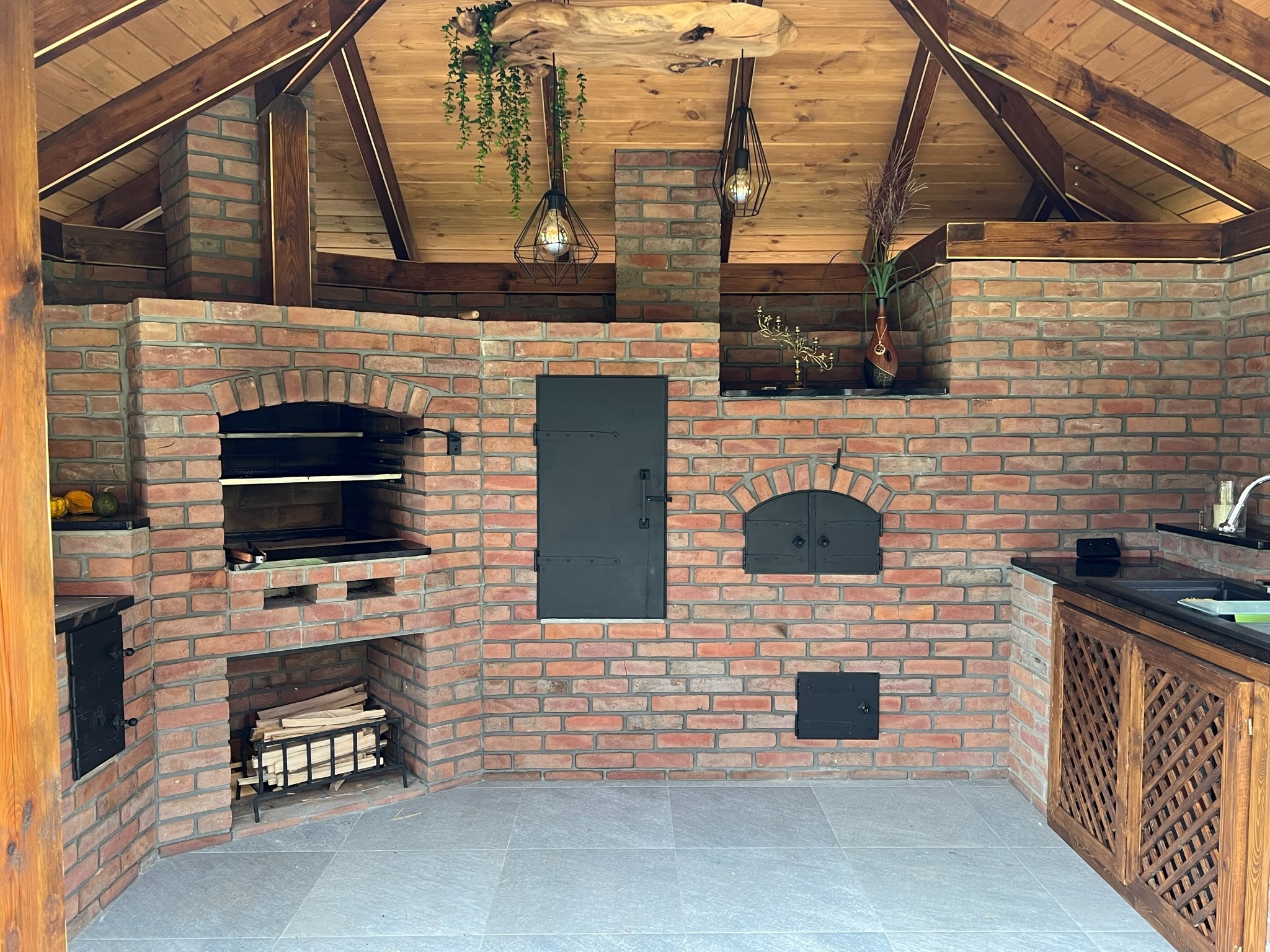 Komplek grillowy wkomponowany w altanę