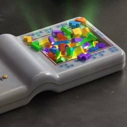 CRE8VISION - Stylizowana wizualizacja konsoli do gier z lat 80-tych wypełnionej kolorowymi klockami Tetris, z efektem świetlnym wydobywającym się spod klocków.