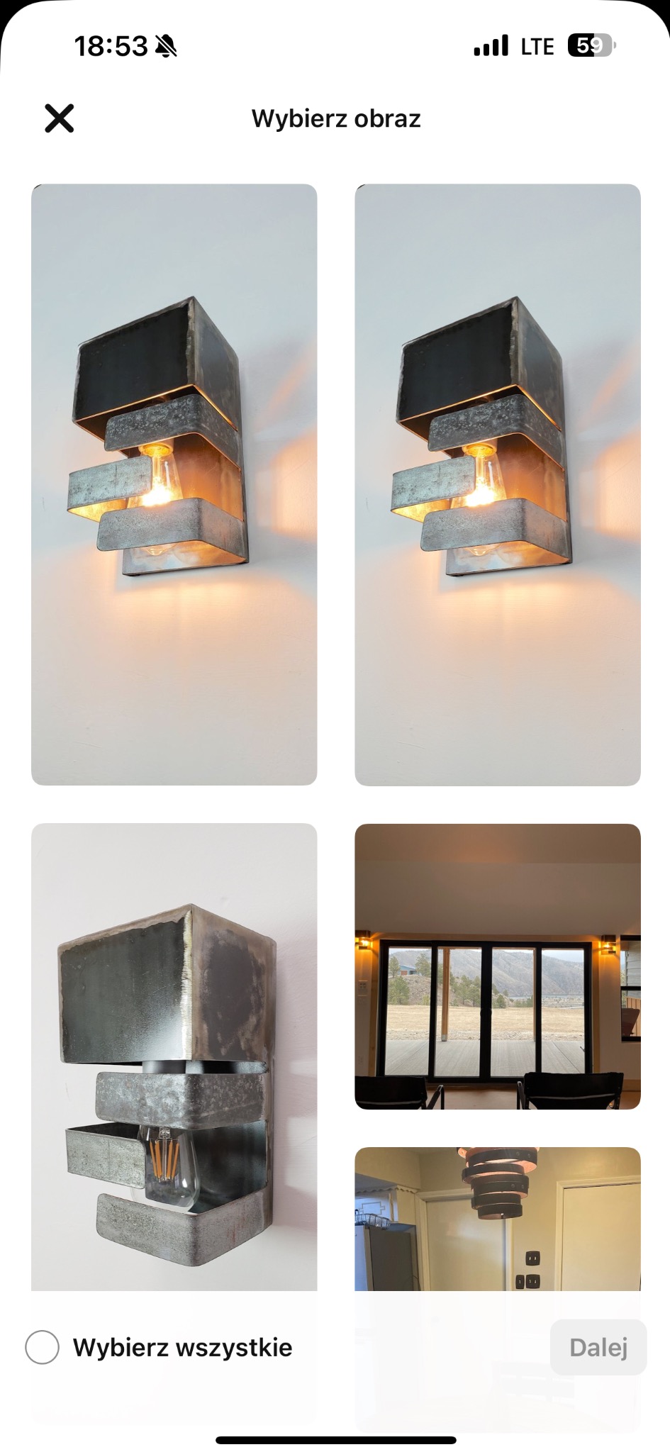 Metalowy kinkiet ścienny w stylu industrialnym z żarówką Edison, zamontowany na białej ścianie, widok z różnych perspektyw.