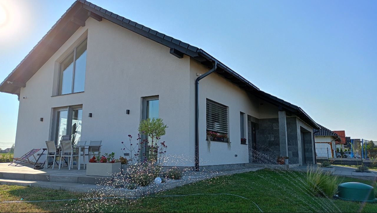 Izolacja elewacji domu, układanie dekoracyjnych płytek elewacyjnych.