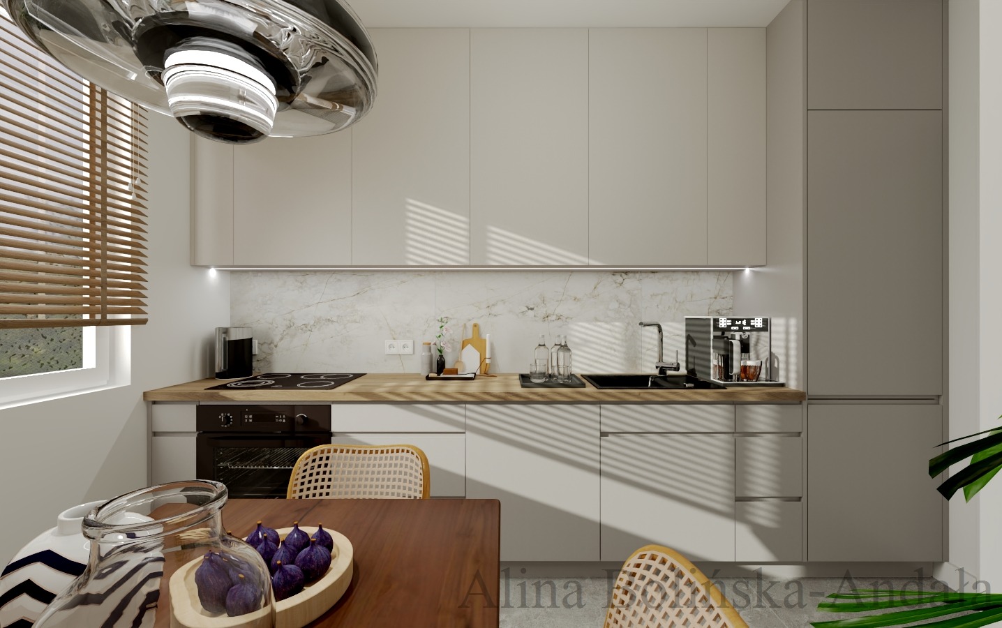 Nowoczesna kuchnia w jasnych barwach z drewnianym blatem, marmurowym backsplash, designerską lampą wiszącą i owocami fig w misie na stole.