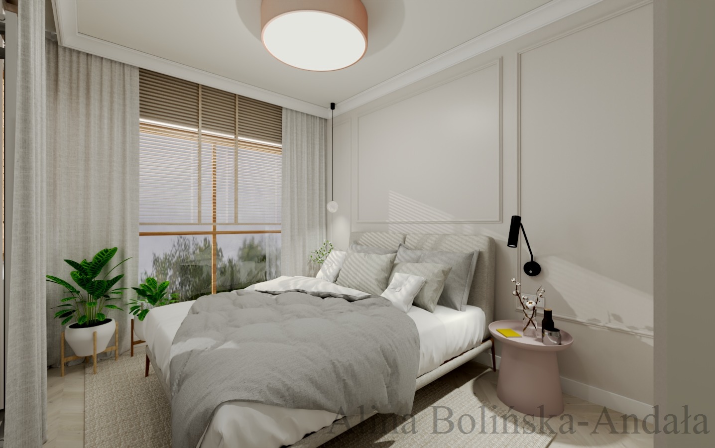 Jasna sypialnia z dużym oknem, roletami i zasłonami, łóżko z szarą narzutą i poduszkami, lampka nocna na okrągłym stoliku, rośliny w doniczkach przy oknie.