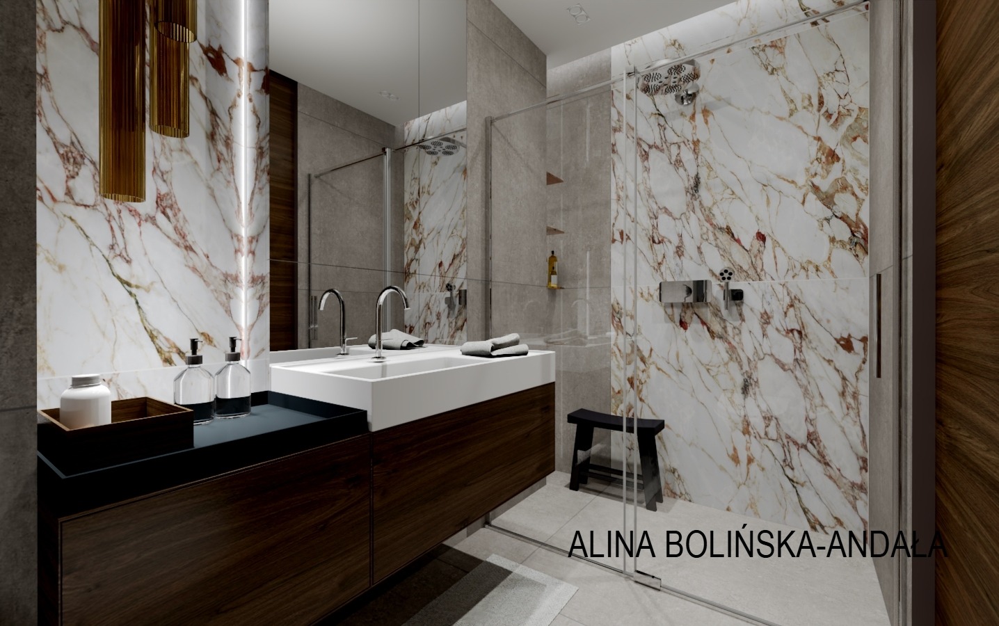 Nowoczesna łazienka z marmurowymi ścianami, szklaną kabiną prysznicową, podwójną umywalką na drewnianej szafce i złotymi lampami wiszącymi.