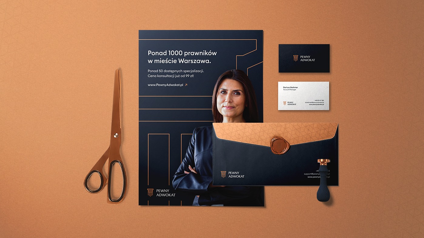 Zestaw materiałów reklamowych 'Pewny Adwokat' z kobietą na plakacie, wizytówką, kopertą z pieczęcią i nożyczkami na brązowym tle.