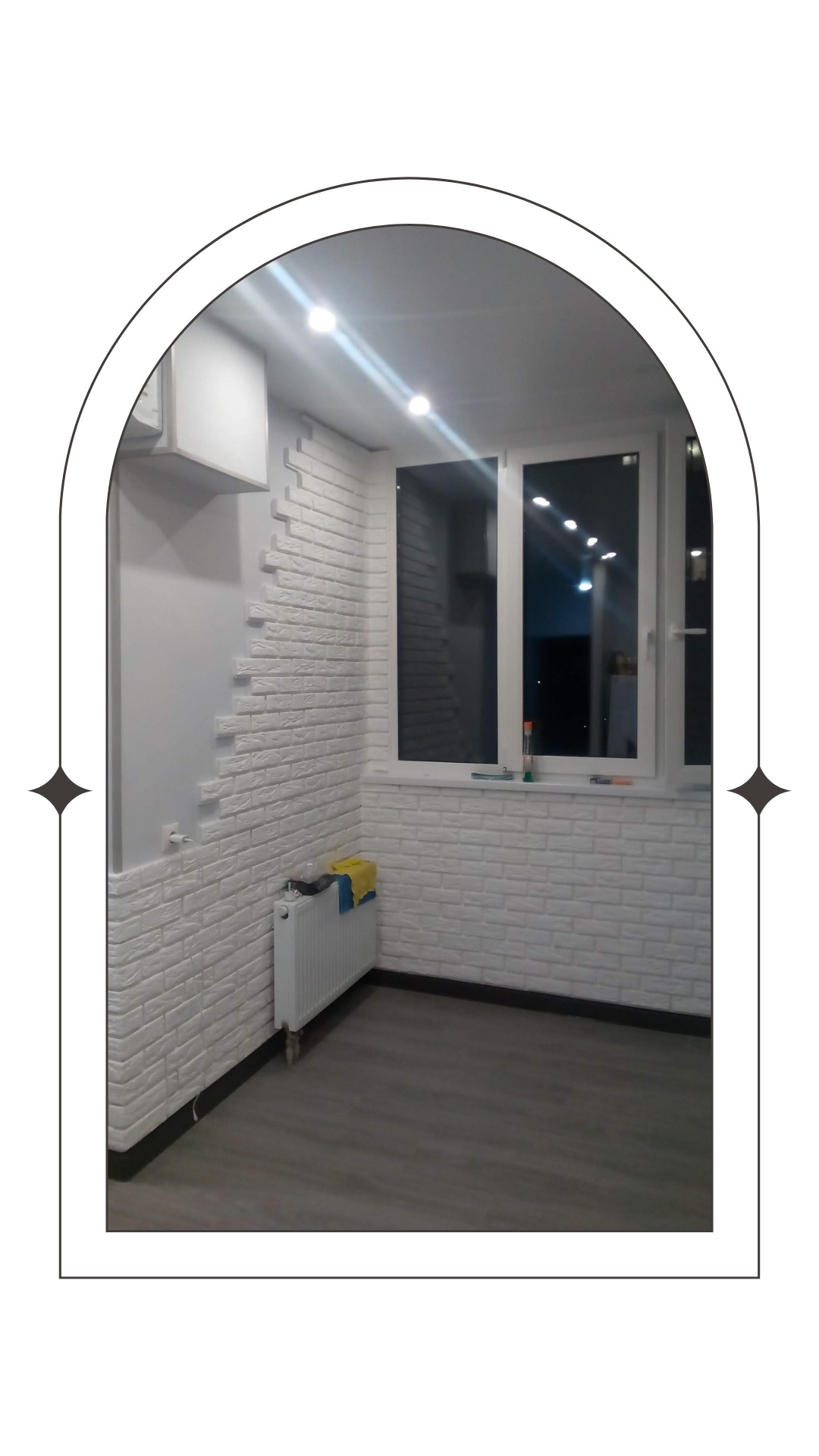 Wykończony balkon z białymi cegiełkami na ścianach, szarymi panelami podłogowymi i białym grzejnikiem pod oknem.