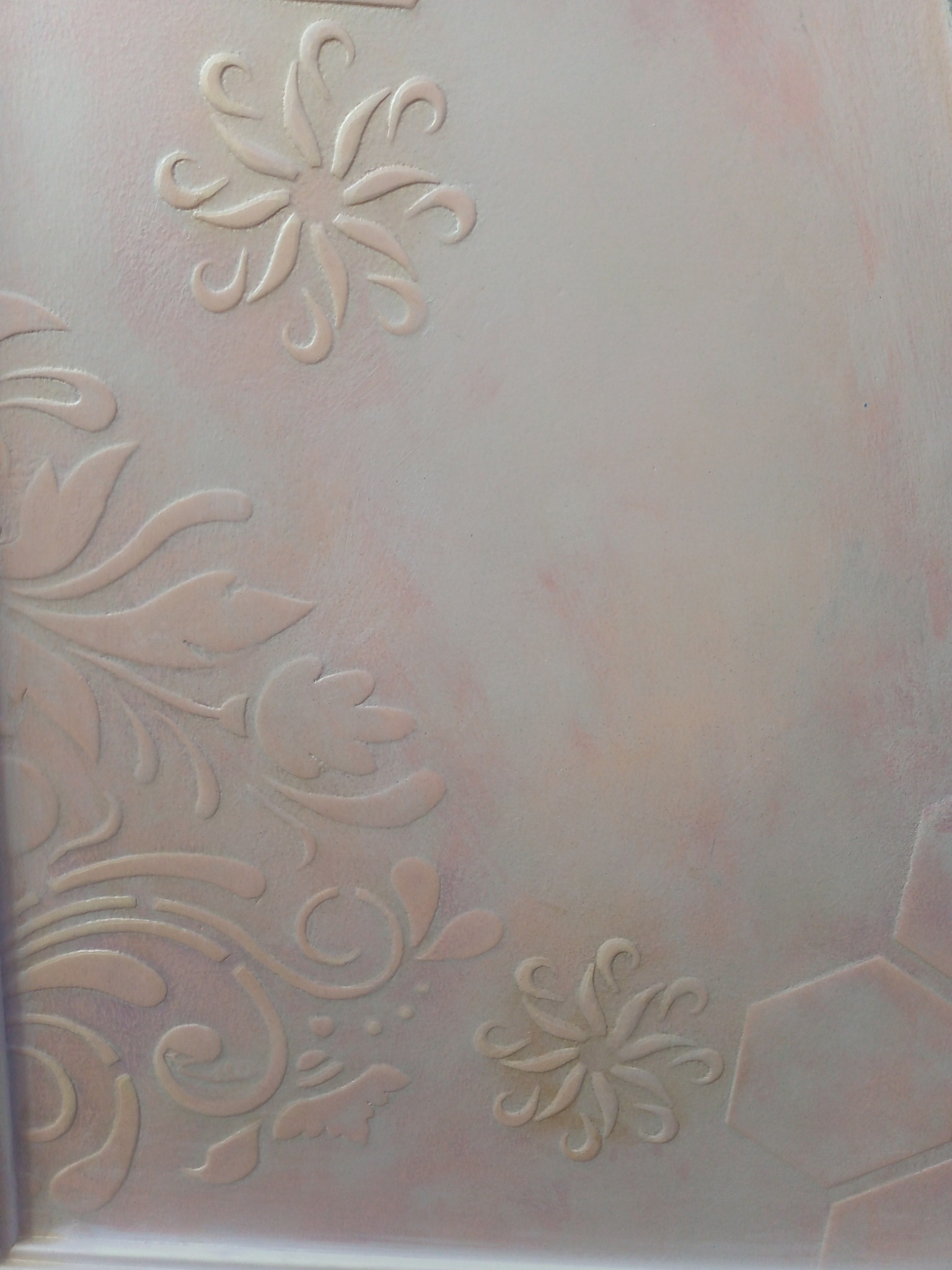 Dekoracyjna ściana z efektem struktury w Bydgoszczy. Kremowe tło z wypukłymi, kwiatowymi ornamentami. Unikalna faktura i delikatne cieniowanie tworzą artystyczny wygląd.