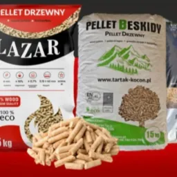Prezentacja czterech worków z pelletem różnych producentów (Tartak Olczyk, Lazar, Pellet Beskidy, Feniks Pellets) z wysypanym pelletem na pierwszym planie, na czerwonym tle z logo firmy Azar.