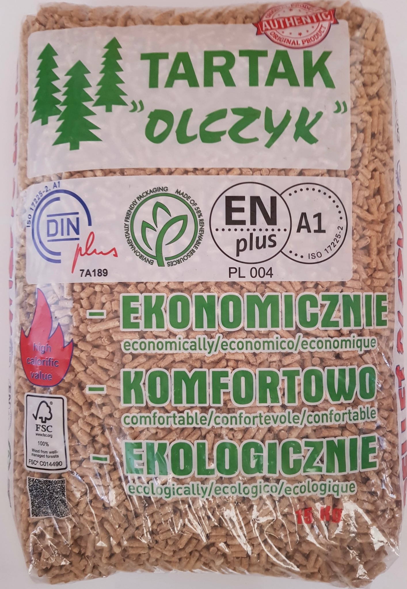 Worek z pelletem drzewnym marki Tartak 'Olczyk' z certyfikatami DINplus i FSC, etykietą 'Ekonomicznie, Komfortowo, Ekologicznie' oraz informacją o wysokiej wartości kalorycznej, wykonany z surowców...