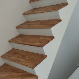 montaż stopni i podstopnic drewnianych z płytek porcelanowych.